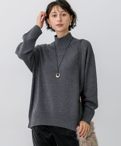 23区 S(ニジュウサンクチイサイサイズ)の「カシミヤブレンド ハイネック ニット(ニット/セーター・レディース・イエロー系/グレー系/ホワイト系/ダルブルー系/ワイン系/スカイブルー系/レッド系/ベージュ系・32)」の2枚目の写真