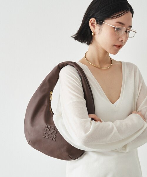 russet（ラシット）の「エンボスモノグラムサークルバッグ（トートバッグ・レディース・ブラック/ダークブラウン/ライトグレー・FREE）」の3枚目の写真