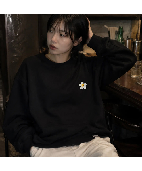 GRAVER（グレーバー）の「[ユニセックス]フラワードット刺繍スウェット_2カラー（スウェット・レディース・ブラック系その他2/ブラック系その他4/ブラック系その他6/グレー/ブラック系その他3/ブラック系その他5/ブラック系その他7・S/M/L）」の2枚目の写真