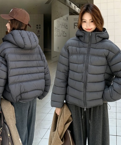 Ritzy（リッツィー）の「フード付きクロップドダウンジャケット（ダウンジャケット/コート・レディース・ブラック/ダークグレー・M）」の2枚目の写真