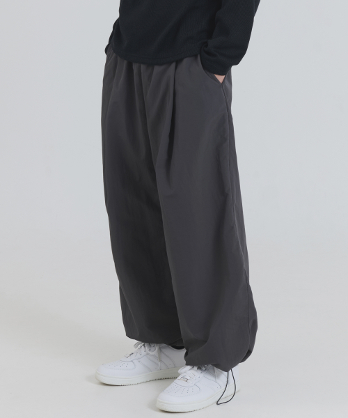 PIANER(ピアネール)の「ナイロンワンタックSTRINGパンツ(チャコール)(スウェットパンツ・レディース・チャコール・MEDIUM/LARGE/X-LARGE)」の2枚目の写真