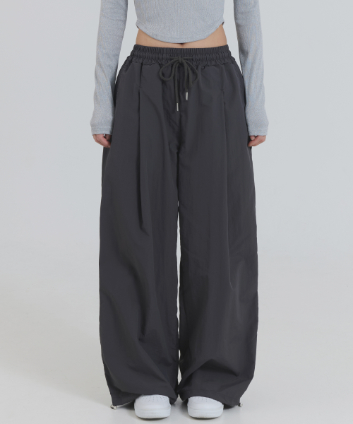 PIANER(ピアネール)の「ナイロンワンタックSTRINGパンツ(チャコール)(スウェットパンツ・レディース・チャコール・MEDIUM/LARGE/X-LARGE)」の4枚目の写真