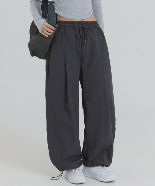 PIANER(ピアネール)の「ナイロンワンタックSTRINGパンツ(チャコール)(スウェットパンツ・レディース・チャコール・MEDIUM/LARGE/X-LARGE)」の5枚目の写真