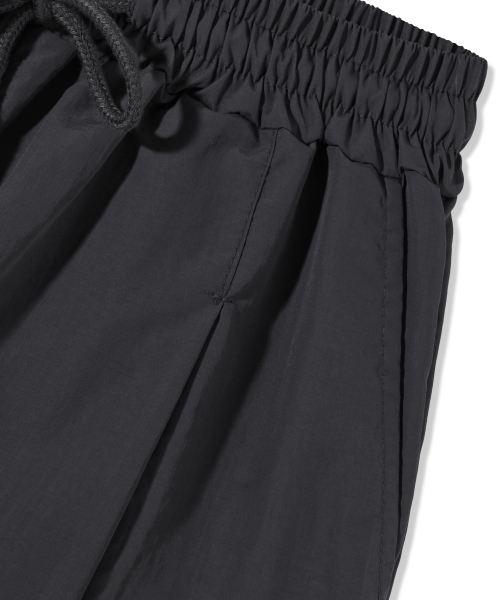 PIANER(ピアネール)の「ナイロンワンタックSTRINGパンツ(チャコール)(スウェットパンツ・レディース・チャコール・MEDIUM/LARGE/X-LARGE)」の9枚目の写真