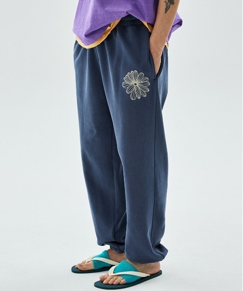 Mardi Mercredi(マルディメクルディ)の「【JEONGHAN着用】【UNISEX】JOGGER PANTS LA FLEUR PIGMENT WASHING / ユニセックス ジョガー パンツ ラ フルール ピグメント ウォッシング(スウェットパンツ・レディース・ブラック/レッド/ブルー/ネイビー・FREE)」の3枚目の写真