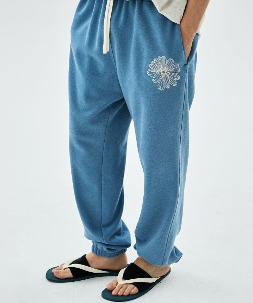 Mardi Mercredi(マルディメクルディ)の「【JEONGHAN着用】【UNISEX】JOGGER PANTS LA FLEUR PIGMENT WASHING / ユニセックス ジョガー パンツ ラ フルール ピグメント ウォッシング(スウェットパンツ・レディース・ブラック/レッド/ブルー/ネイビー・FREE)」の4枚目の写真