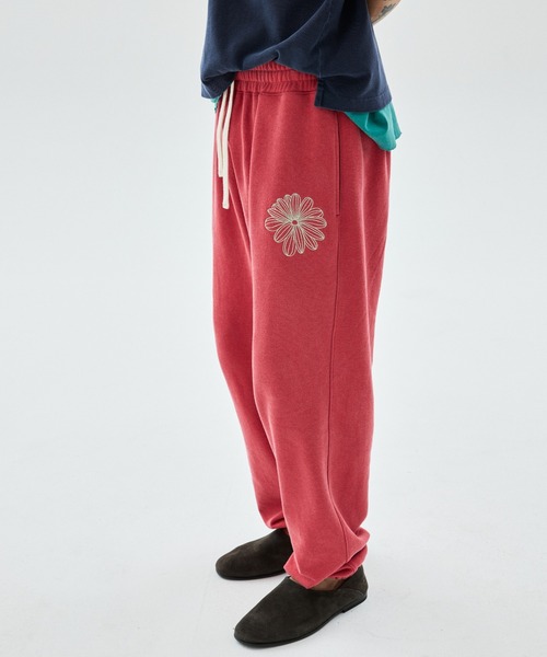 Mardi Mercredi(マルディメクルディ)の「【JEONGHAN着用】【UNISEX】JOGGER PANTS LA FLEUR PIGMENT WASHING / ユニセックス ジョガー パンツ ラ フルール ピグメント ウォッシング(スウェットパンツ・レディース・ブラック/レッド/ブルー/ネイビー・FREE)」の12枚目の写真