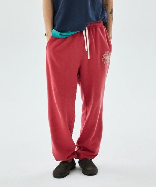 Mardi Mercredi(マルディメクルディ)の「【JEONGHAN着用】【UNISEX】JOGGER PANTS LA FLEUR PIGMENT WASHING / ユニセックス ジョガー パンツ ラ フルール ピグメント ウォッシング(スウェットパンツ・レディース・ブラック/レッド/ブルー/ネイビー・FREE)」の11枚目の写真