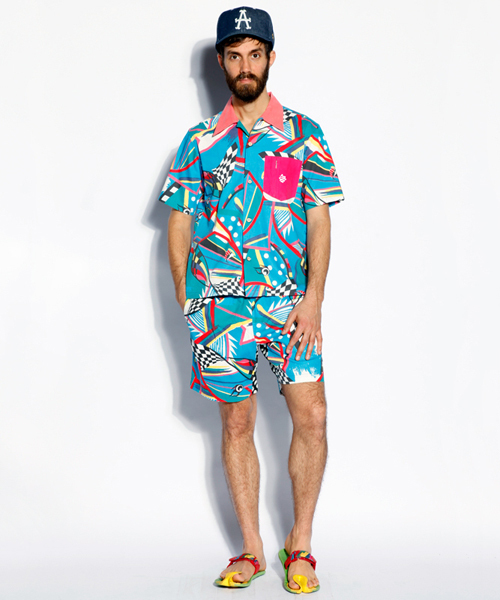 ALDIES（アールディーズ）の「Be Nice Short Pants　80's調プリント　総柄　ショートパンツ（その他パンツ・メンズ・オレンジ/ブルー系その他・X-LARGE/SMALL/LARGE/MEDIUM）」の2枚目の写真