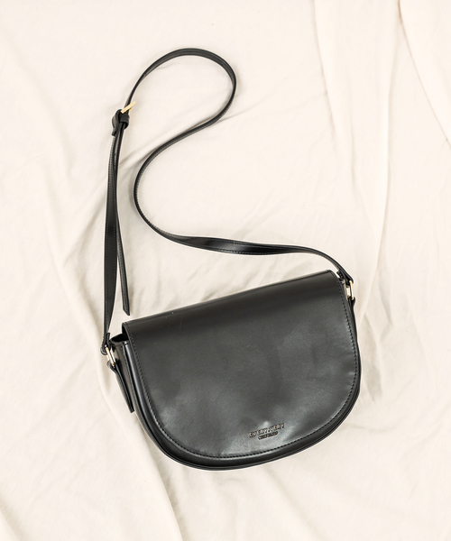 natural couture（ナチュラルクチュール）の「ハーフムーンフラップショルダー（ショルダーバッグ・レディース・ブラック/ベージュ/ピンク・FREE）」の2枚目の写真