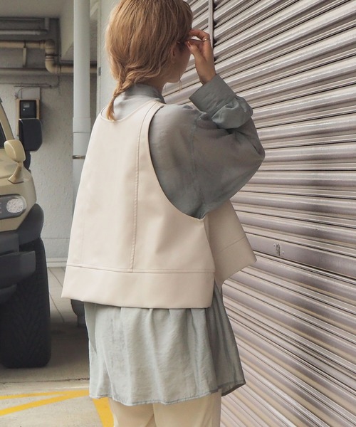 tiptop（ティップトップ）の「2020AW レザー深Vネックベスト（ベスト・レディース・アイボリー/ブラック/グリーン・FREE）」の6枚目の写真