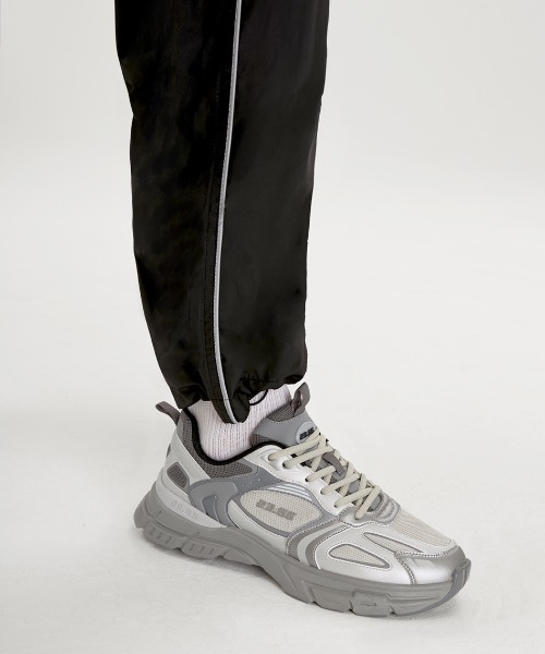 23.65（イーシプサムチョンユクオ）の「【23.65/イーシプサムチョンユクオ】PIPER スニーカー（スニーカー・レディース・ホワイト/ブラック/ダークグレー・24cm/25cm/23㎝）」の9枚目の写真