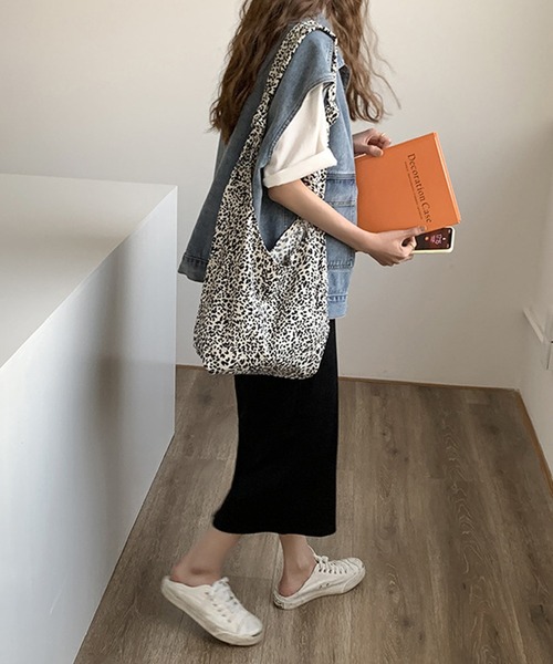 aimoha（アイモハ）の「オーバーデニムベスト（ベスト・レディース・ブラック/ブルー・FREE）」の8枚目の写真