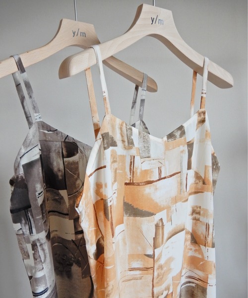 y/m by Yukie（イムバイユキエ）の「アート柄キャミワンピース（ワンピース・レディース・グレー/オレンジ・FREE）」の3枚目の写真