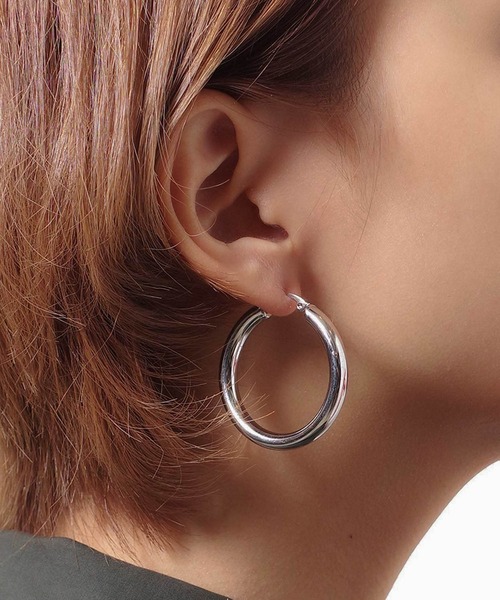 Taaii(ターイ)の「Taaii : BIG HOOP PIERCE / ビックフープピアス(ピアス(両耳用)・レディース・シルバー/ゴールド・ONE SIZE)」の2枚目の写真