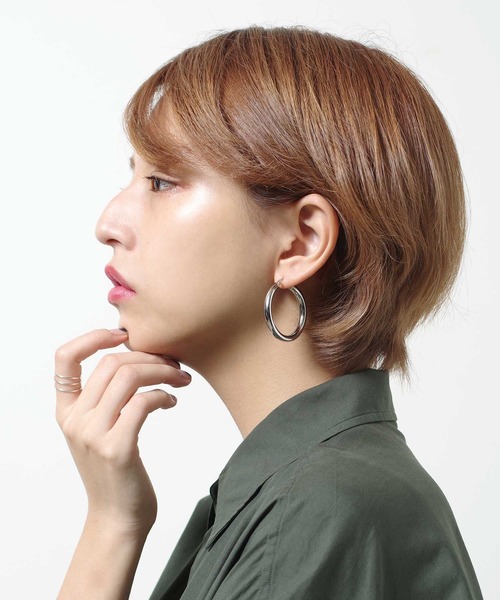 Taaii(ターイ)の「Taaii : BIG HOOP PIERCE / ビックフープピアス(ピアス(両耳用)・レディース・シルバー/ゴールド・ONE SIZE)」の5枚目の写真
