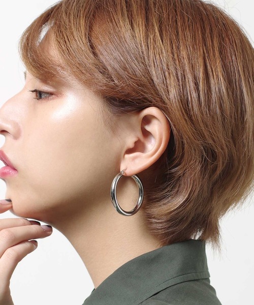 Taaii(ターイ)の「Taaii : BIG HOOP PIERCE / ビックフープピアス(ピアス(両耳用)・レディース・シルバー/ゴールド・ONE SIZE)」の4枚目の写真