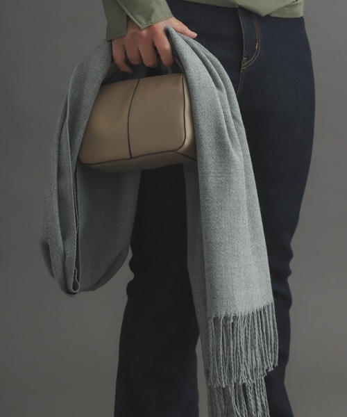 SENSE OF PLACE by URBAN RESEARCH(センスオブプレイスバイアーバンリサーチ)の「無地ストール(マフラー・レディース・ライトベージュ/ブラック/イエロー/ベージュ/グレー/ライトブルー/パープル/カーキ/パープル系その他/アイボリー・ONE)」の4枚目の写真