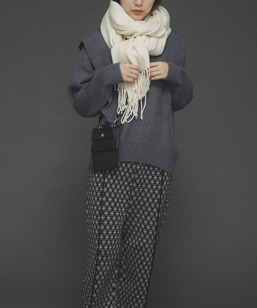 SENSE OF PLACE by URBAN RESEARCH(センスオブプレイスバイアーバンリサーチ)の「無地ストール(マフラー・レディース・ライトベージュ/ブラック/イエロー/ベージュ/グレー/ライトブルー/パープル/カーキ/パープル系その他/アイボリー・ONE)」の2枚目の写真