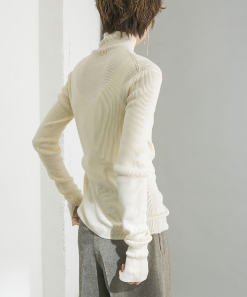 URBAN RESEARCH(アーバンリサーチ)の「『UR TECH』 ハイネックリブニット(ニット/セーター・レディース・ブラック/レッド/オフホワイト/グレー系その他/キャメル・FREE)」の2枚目の写真