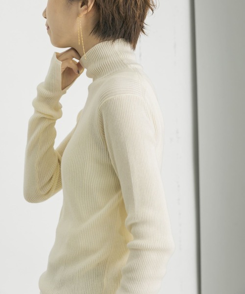 URBAN RESEARCH(アーバンリサーチ)の「『UR TECH』 ハイネックリブニット(ニット/セーター・レディース・ブラック/レッド/オフホワイト/グレー系その他/キャメル・FREE)」の18枚目の写真