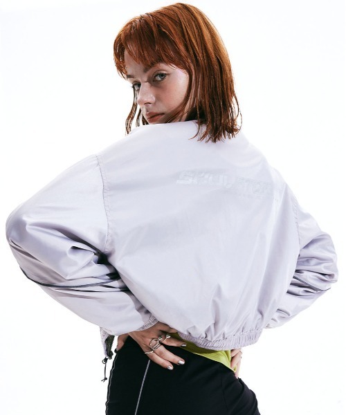 SCULPTOR（スカルプター）の「Satin Crop Windbreaker/サテンクロップウィンドブレーカー（その他アウター・レディース・ブラック/ライトグレー・FREE）」の3枚目の写真