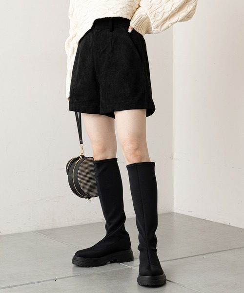 Chico(チコ)の「【新色追加】ハイウエストスエードショートパンツ(その他パンツ・レディース・ブラック/ブラウン/アイボリー・FREE)」の7枚目の写真