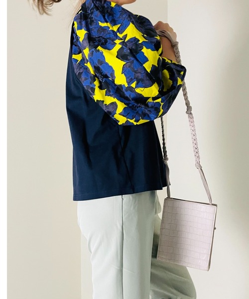 TEVALT(ヴァレット)の「BIGフラワープリントバナナスリーブトップス(Tシャツ/カットソー・レディース・ネイビー/アイボリー・38)」の5枚目の写真