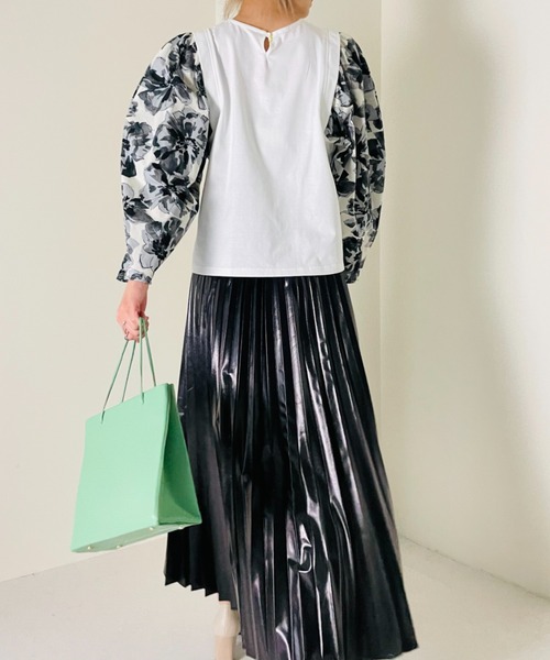 TEVALT(ヴァレット)の「BIGフラワープリントバナナスリーブトップス(Tシャツ/カットソー・レディース・ネイビー/アイボリー・38)」の4枚目の写真