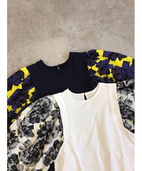 TEVALT(ヴァレット)の「BIGフラワープリントバナナスリーブトップス(Tシャツ/カットソー・レディース・ネイビー/アイボリー・38)」の3枚目の写真