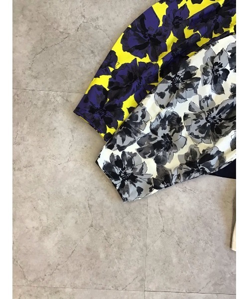 TEVALT(ヴァレット)の「BIGフラワープリントバナナスリーブトップス(Tシャツ/カットソー・レディース・ネイビー/アイボリー・38)」の7枚目の写真