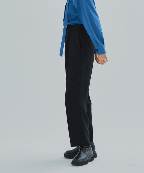 UNITED TOKYO（ユナイテッドトウキョウ）の「タックストレートパンツ（スラックス・レディース・ブラック/ブルー/アイボリー・1/2/3）」の17枚目の写真