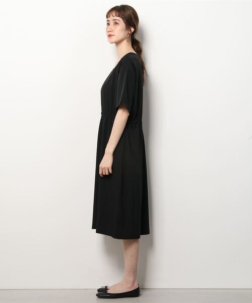 IGNIO(イグニオ)の「イグニオ ウエストギャザーワンピース(ワンピース・レディース・ブラック/チャコールグレー・L/M/S/XL)」の4枚目の写真