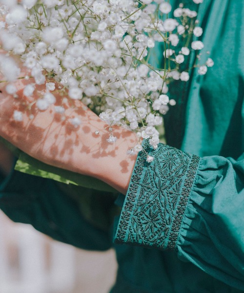 studio CLIP（スタディオクリップ）の「【はなさんコラボ】幾何学柄刺繍ブラウス（シャツ/ブラウス・レディース・グリーン/ホワイト/ブルー/スモーク・FREE）」の11枚目の写真