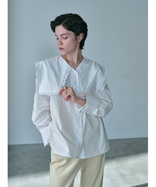 HANNE(アン)の「ビッグカラーフリルブラウス(シャツ/ブラウス・レディース・ホワイト/ネイビー・フリー)」の2枚目の写真