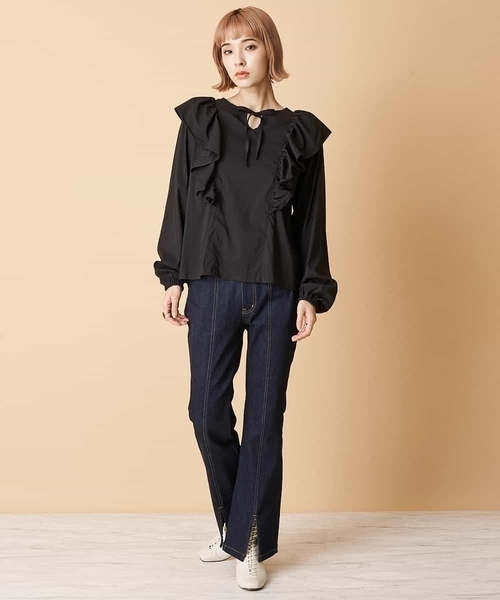 A de a.v.v（アードアー・ヴェ・ヴェ）の「襟リボンフリルブラウス（シャツ/ブラウス・レディース・ホワイト/ベージュ/ブラック・38/36）」の6枚目の写真