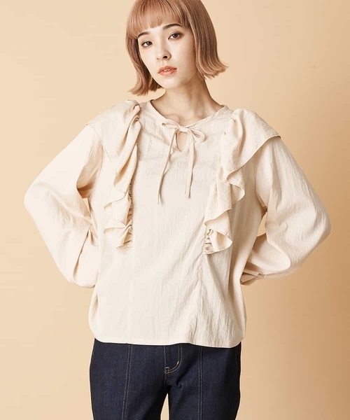 A de a.v.v（アードアー・ヴェ・ヴェ）の「襟リボンフリルブラウス（シャツ/ブラウス・レディース・ホワイト/ベージュ/ブラック・38/36）」の4枚目の写真