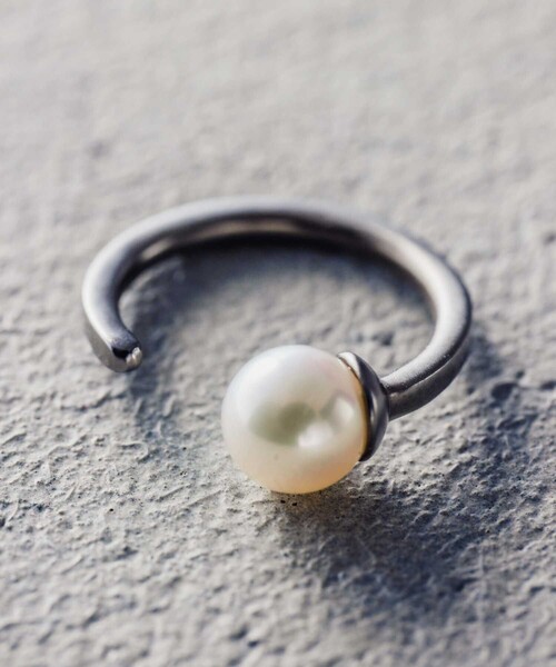 and cloud（アンドクラウド）の「Pearl Earcuff（イヤーカフ・レディース・ブラック/シルバー/イエローゴールド・FREE）」の5枚目の写真