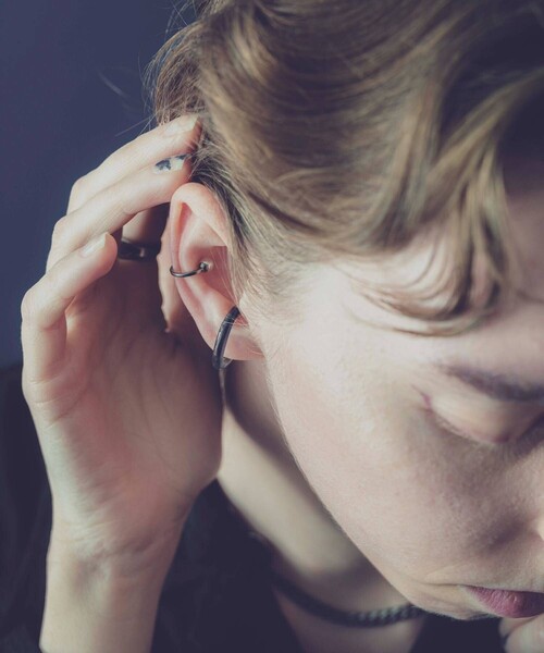 and cloud（アンドクラウド）の「Pearl Earcuff（イヤーカフ・レディース・ブラック/シルバー/イエローゴールド・FREE）」の7枚目の写真