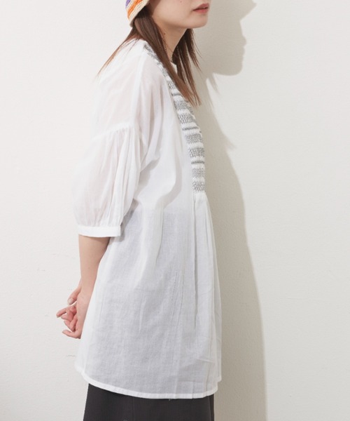 MERLOT（メルロー）の「カラーシャーリング2wayブラウス（シャツ/ブラウス・レディース・ホワイト/イエロー・FREE）」の8枚目の写真