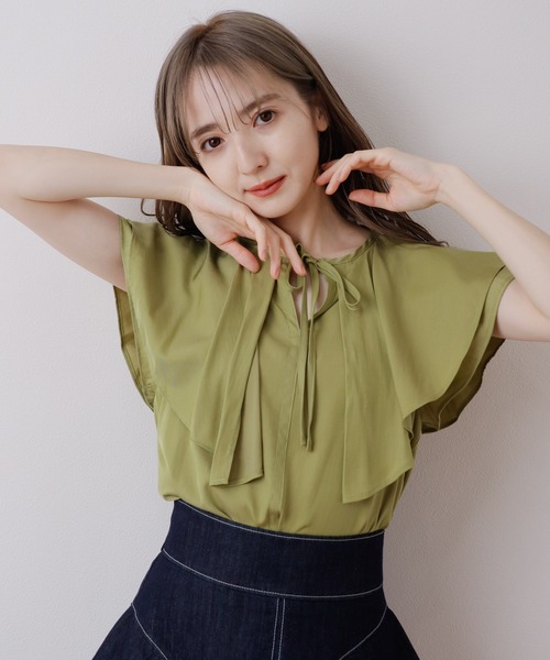 LADYMADE(レディメイド)の「BIGカラー2WAYフレアスリーブブラウス(シャツ/ブラウス・レディース・アイボリー/ベージュ/イエロー×グリーン/ブラック・FREE)」の4枚目の写真