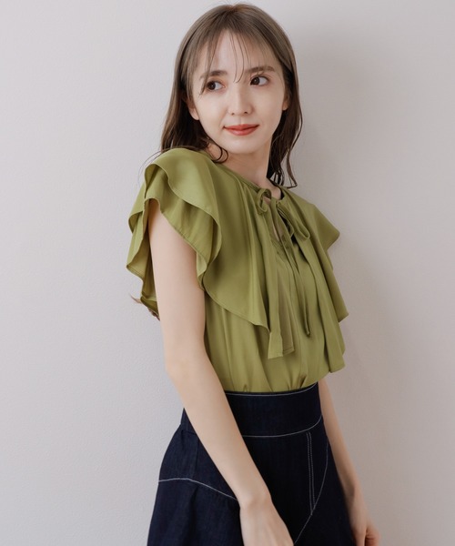 LADYMADE(レディメイド)の「BIGカラー2WAYフレアスリーブブラウス(シャツ/ブラウス・レディース・アイボリー/ベージュ/イエロー×グリーン/ブラック・FREE)」の15枚目の写真