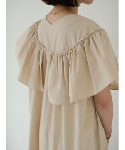 JUMELLE(ジュメロ)の「フリルボリュームワンピース(ワンピース・レディース・ベージュ・FREE)」の6枚目の写真