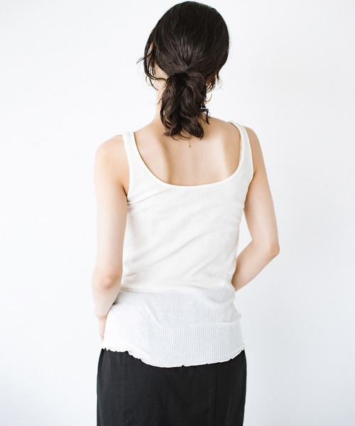 haco!(ハコ)の「「1枚では心もとないトップスを着るときインに何着たらいいの?」をサクッと解決 後ろ前着られて大活躍!やわらかリブの2WAYタンクトップ stylist for haco!(タンクトップ・レディース・オフホワイト/ライトブラウン・SMALL/MEDIUM/LARGE/X-LARGE)」の15枚目の写真