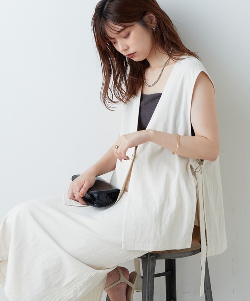 natural couture(ナチュラルクチュール)の「サイドスリットノーカラージレ(その他アウター・レディース・ブラック/ベージュ/オフホワイト・FREE)」の2枚目の写真