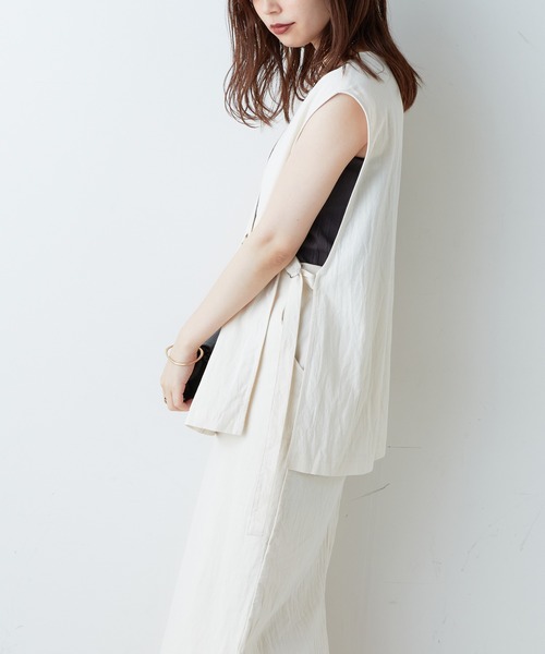 natural couture(ナチュラルクチュール)の「サイドスリットノーカラージレ(その他アウター・レディース・ブラック/ベージュ/オフホワイト・FREE)」の6枚目の写真