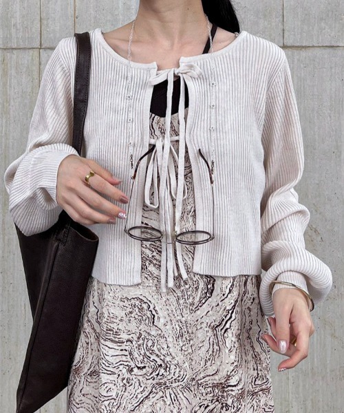 EPIMI E'PIMMY（エピミエピミー）の「マルチウェイリボンリブショートカーディガン（カーディガン/ボレロ・レディース・ブラック/ベージュ/ブラウン/オフホワイト・MEDIUM）」の2枚目の写真