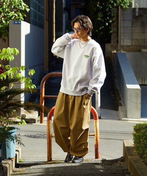 BEN DAVIS（ベンデイビス）の「【BEN DAVIS/ベンデイビス】別注オーバールワッペン刺繍クルーネックスウェット/裏起毛/ユニセックス（スウェット・メンズ・チャコールグレー/ライトグレー/グリーン/ブルー/イエロー・SMALL/MEDIUM/LARGE/X-LARGE）」の11枚目の写真