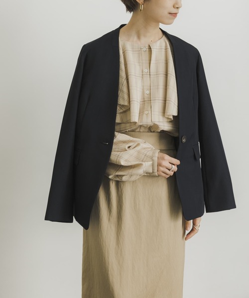 URBAN RESEARCH（アーバンリサーチ）の「ノーカラージャケット（ノーカラージャケット・レディース・ベージュ/ネイビー・38/36）」の5枚目の写真