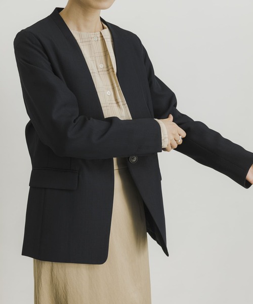 URBAN RESEARCH（アーバンリサーチ）の「ノーカラージャケット（ノーカラージャケット・レディース・ベージュ/ネイビー・38/36）」の8枚目の写真